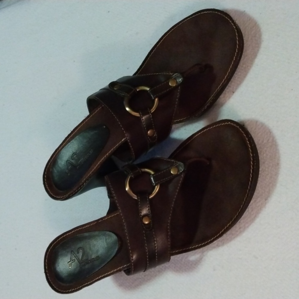 A2 by Aerosols Dark brown leather upper size 8 with 2" heel thong sandals